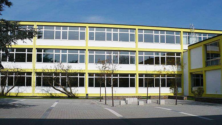 Eichendorff Gymnasium Hauptgebaeude mit Schulhof von Osten