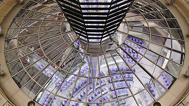 Blick durch die Glaskuppel in den Plenarsaal des Deutschen Bundestages