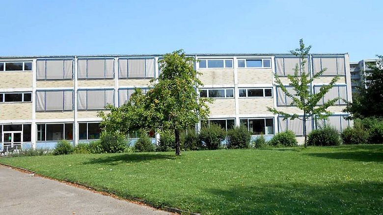 Pestalozzischule Hauptgebäude mit Schulhof von Süden
