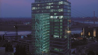 Bürohochhaus mit Glasfassade 